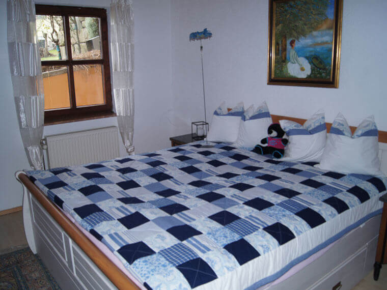 Schlafzimmer mit Doppeltbett in der Ferienwohnung, Bayerischen Wald