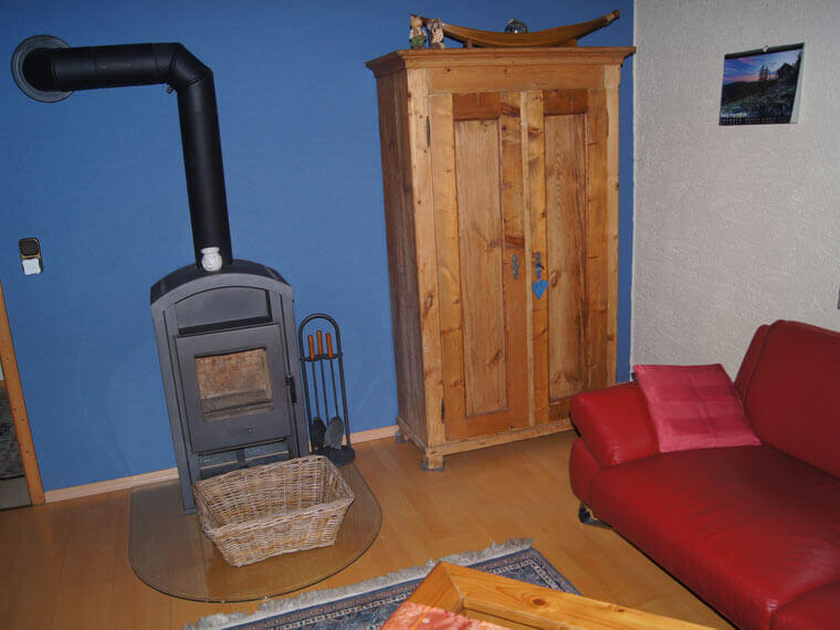Wohnzimmer mit Ofen und Schrank, Ferienwohnung Innernzell, Bayerischen Wald